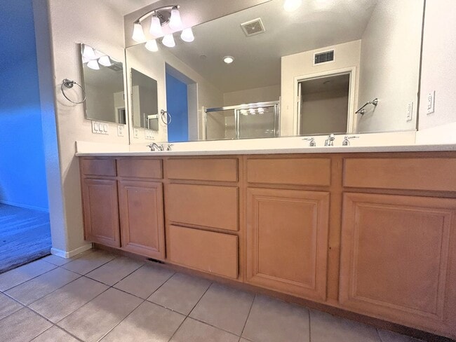 Building Photo - 2 Bedrooms/ 3 Bathrooms