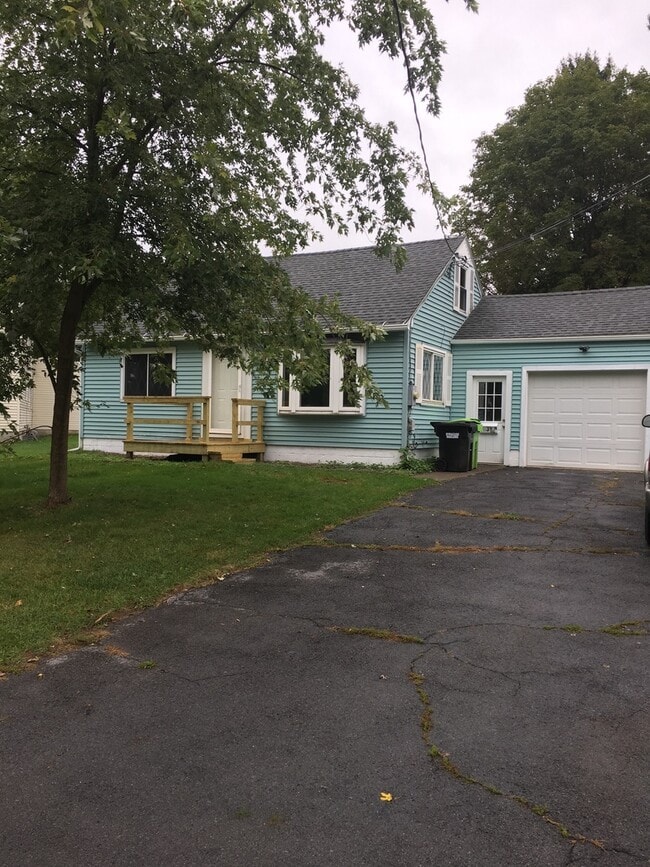 Building Photo - Sparkling N Syr 3 bedroom close to schools