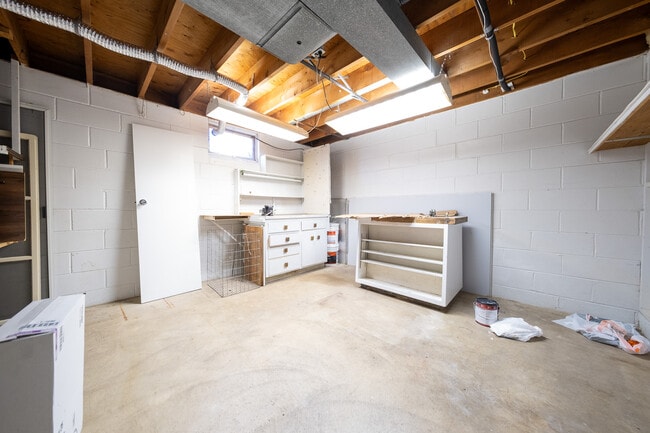 Building Photo - 9424 Thomas Rd