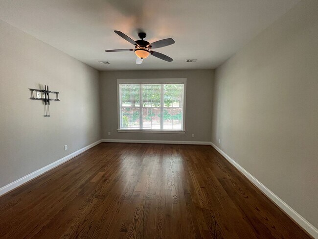 Building Photo - Amazing 5 Bedroom Craftsman-Style Home in Martinez!