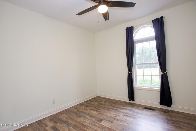 Building Photo - 102 Willow Creek Ln