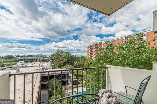 Building Photo - 300 Johnson Ferry Rd