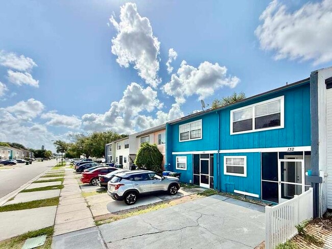 Building Photo - 2820 S Pines Dr