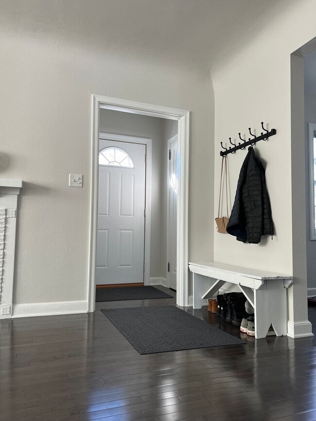 Building Photo - Beautiful 4 Bed 3 Bath Home for Rent! Great Location, Modern Updates!