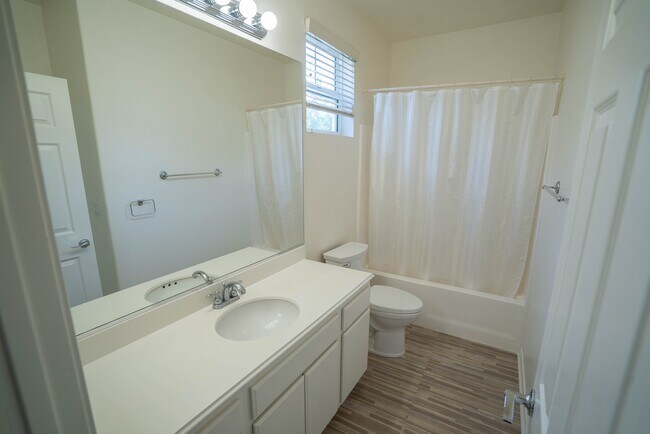 Building Photo - 27663 Sunny Creek Dr