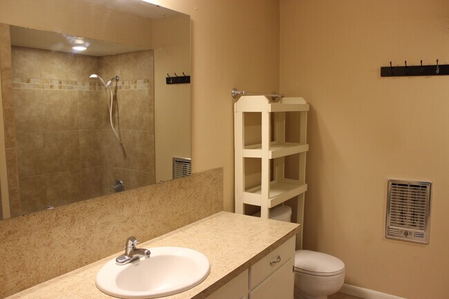 Building Photo - 881 High Oaks Dr