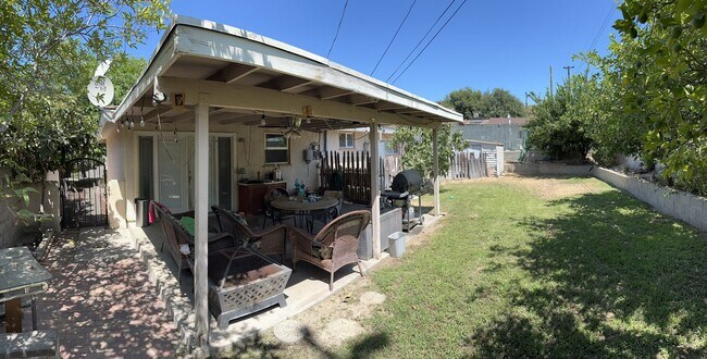 Building Photo - 3 Bedroom / 1 Bathroom Home in San Bernardino