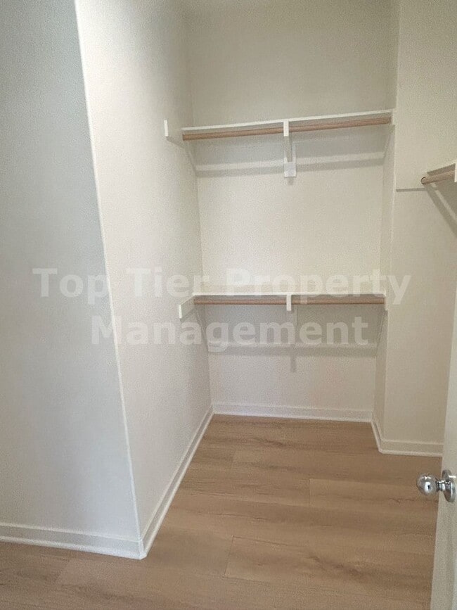 Building Photo - ***Charming 3 bed / 2.5 bath Townhome in O...