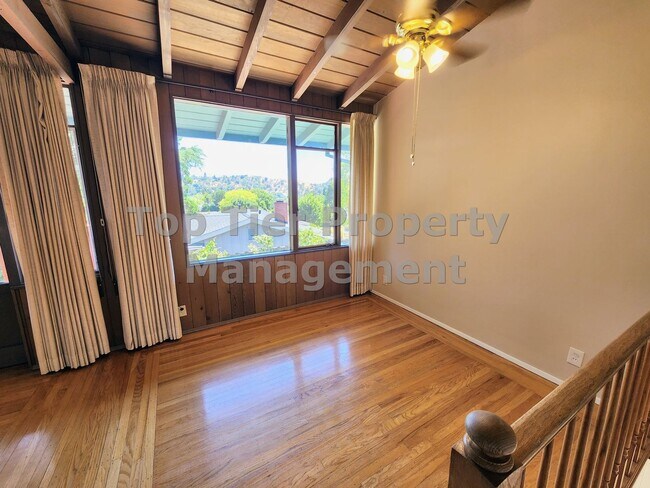 Building Photo - Beautiful 3-bedroom, 2-bathroom home locat...