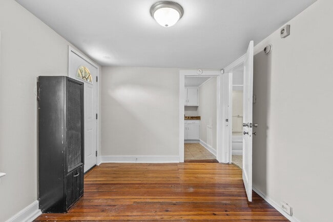 Building Photo - "Charming 1-Bedroom Retreat with Gleaming ...