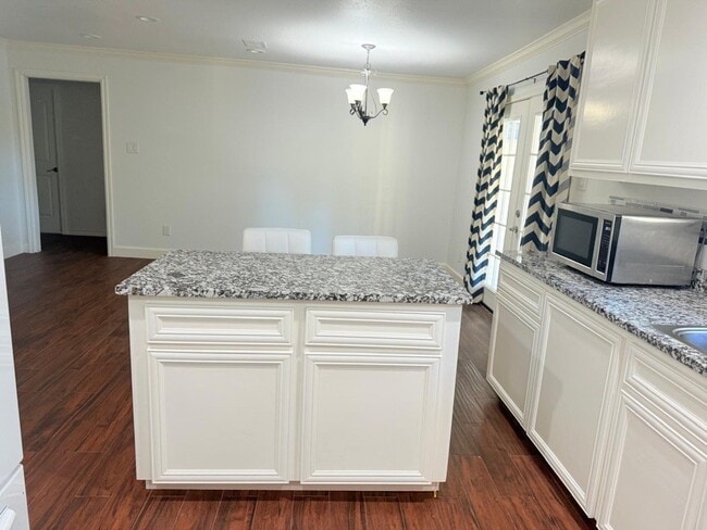 Building Photo - 304 Jill Ave