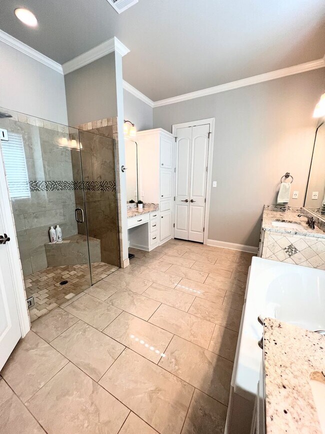 Building Photo - 725 Dumaine Dr
