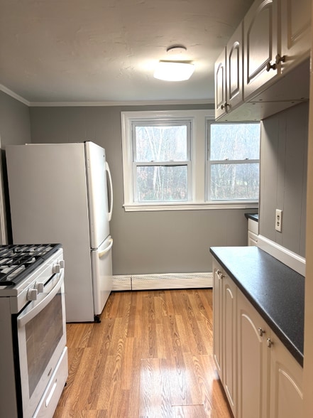 Building Photo - 337 Village St