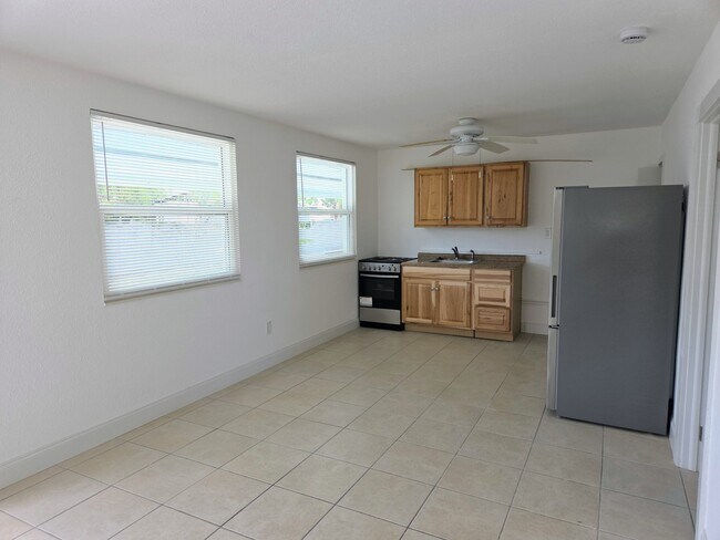 Building Photo - 6931 Hibiscus Ave S