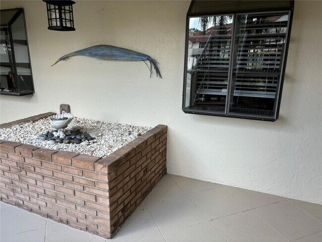 Building Photo - 750 Avenida Estancias