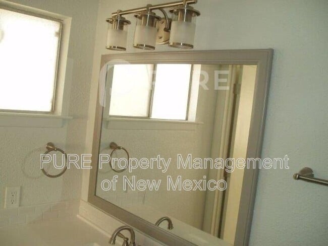 Building Photo - 6216 Leslie Pl NE