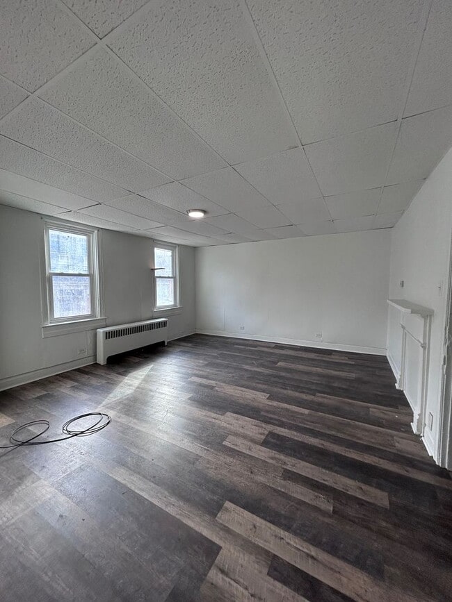 Building Photo - Available NOW - 2 Bedroom - Brighton Heights Area