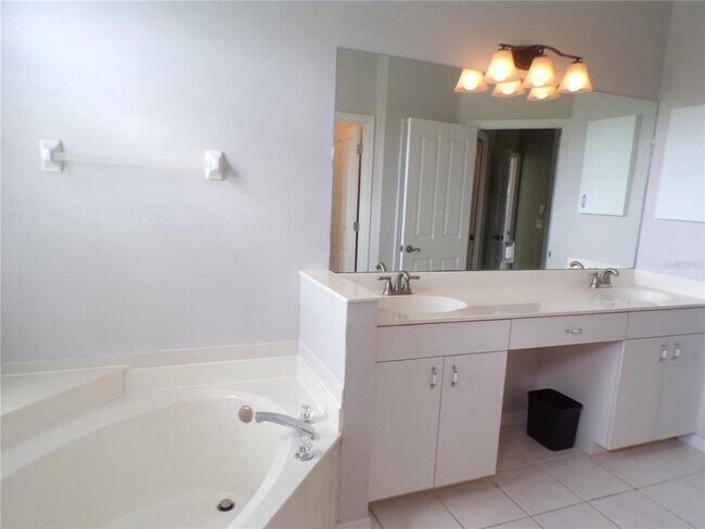 Building Photo - 2732 Royal Palm Dr