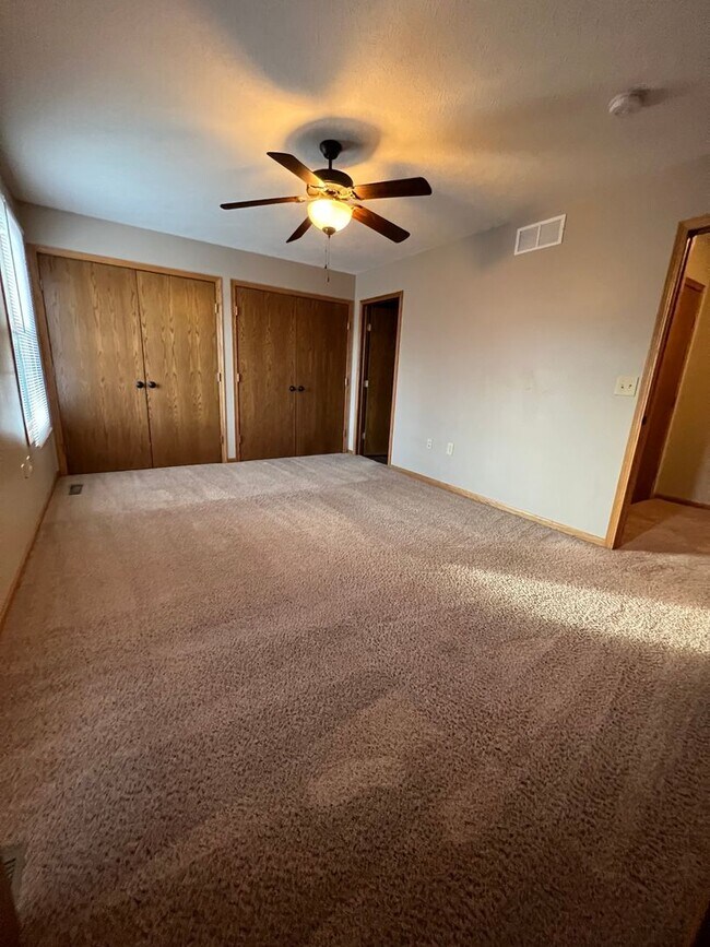 Building Photo - 713 W 8th St