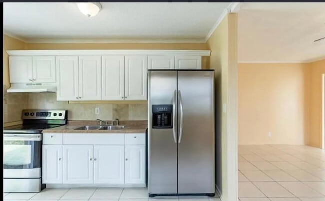 Building Photo - 808 W 4th St