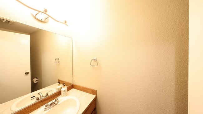 Building Photo - 2 Bed 2.5 Bath - Excellent Condition - Pet Friendly - NAS Whidbey