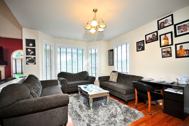 Building Photo - 3 Maplecrest Ln