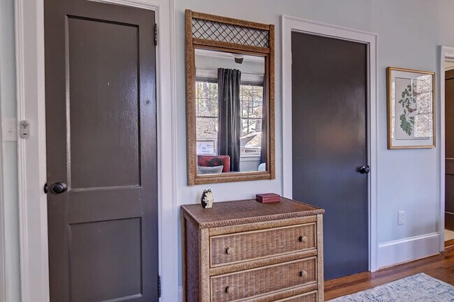 Building Photo - 518 Lamar Ave