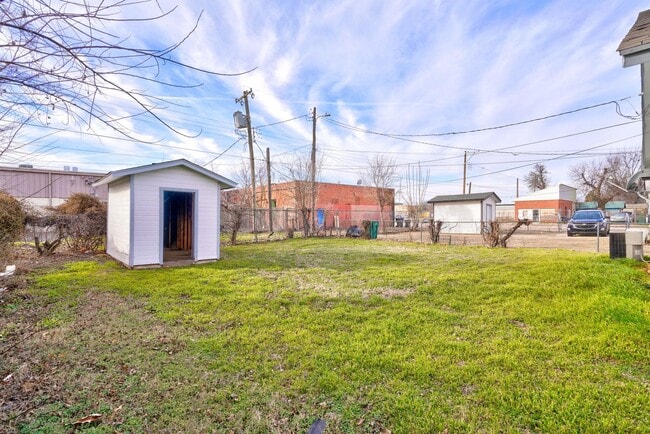 Building Photo - Spacious 4-Bed Gem with Modern Upgrades in...