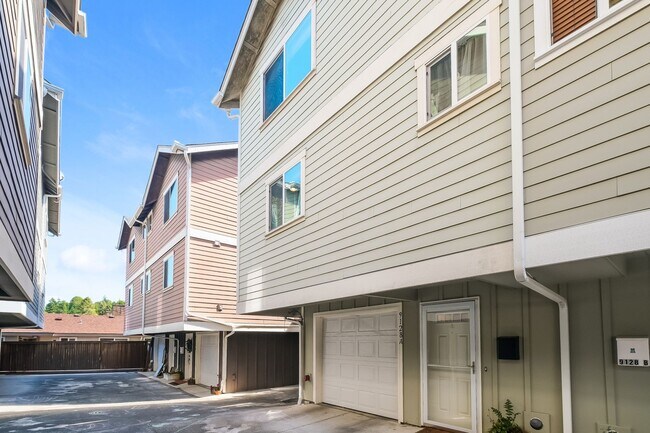 Building Photo - Bright and Spacious Residence with Vaulted Ceilings and Garage