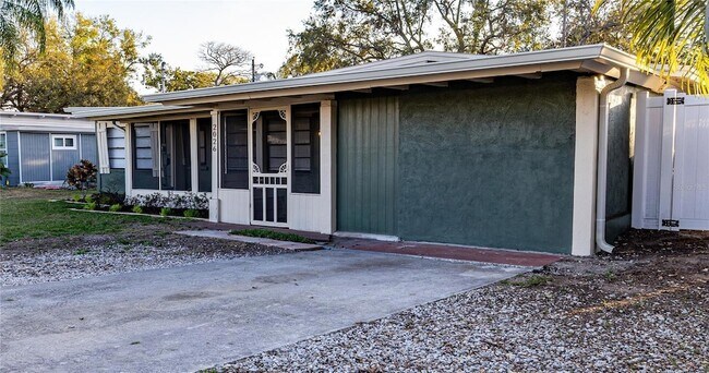 Building Photo - 2026 Sunset Ln