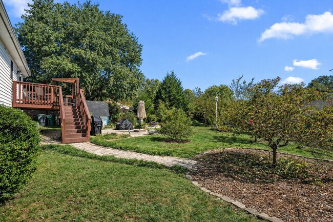 Building Photo - 11423-11425 5 Cedars Rd