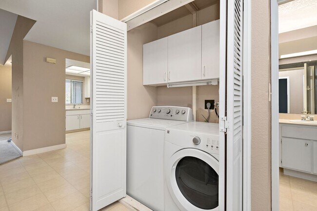 Building Photo - 2Bd/2Bth Condo, hardwood floor, balcony