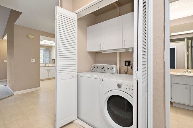 Building Photo - 2Bd/2Bth Condo, hardwood floor, balcony, top floor