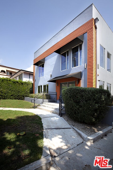 Building Photo - 1950 Beachwood Dr