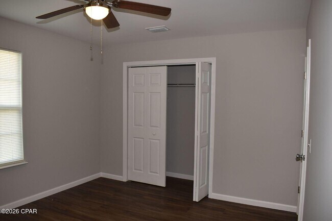 Building Photo - 4006 E 11th St