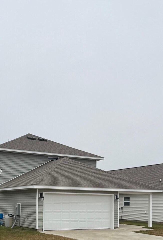 Building Photo - 133 Staggerbush St