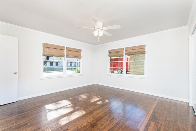 Building Photo - Renovated 3 Bed / 2 Bath Brick Home with 2-Car Garage & Fenced Yard in North Temple