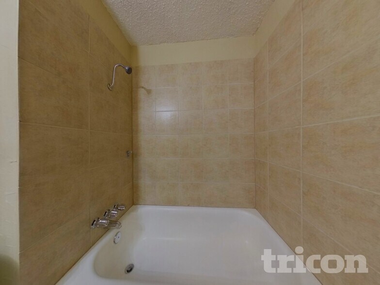 Building Photo - 1404 E Park Dr