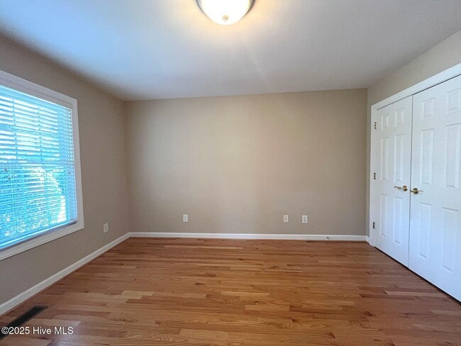 Building Photo - 150 Starland Ln