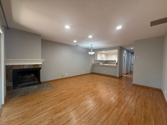 Building Photo - Bright 2 Bed 2 Bath Townhouse in Campbell!