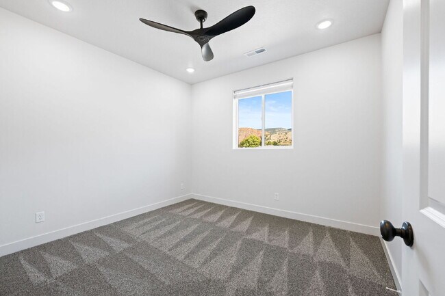 Building Photo - Private room with shared bathroom in a bra...