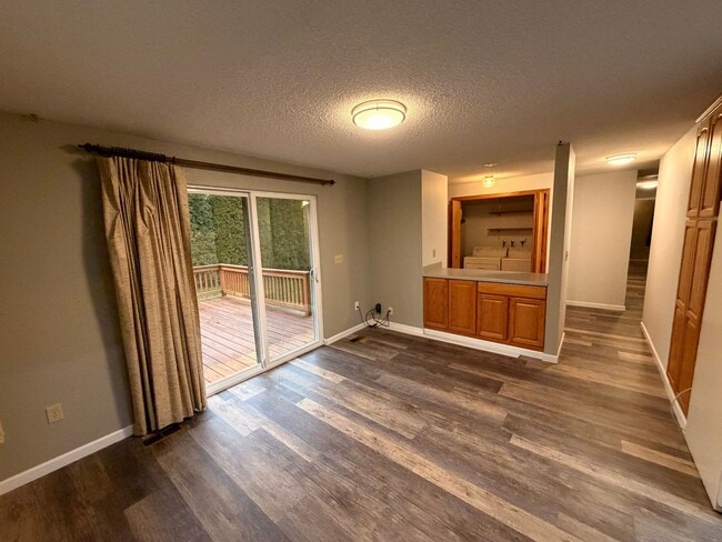 Building Photo - Private and quiet 3BD, 2 BA w/ 2 car garage near Fedrickson!