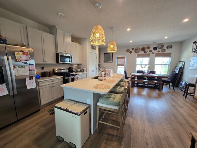 Building Photo - 4 Bed, 3.5 Bath Townhome Located just minutes from the VA/NC Line