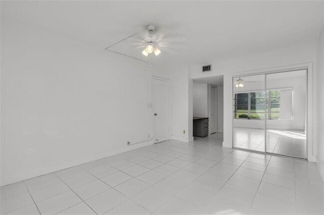 Building Photo - 3100 N Palm Aire Dr