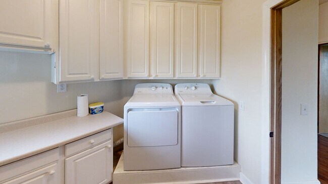 Building Photo - Spacious Single Story 3-Bedroom Home Beaut...