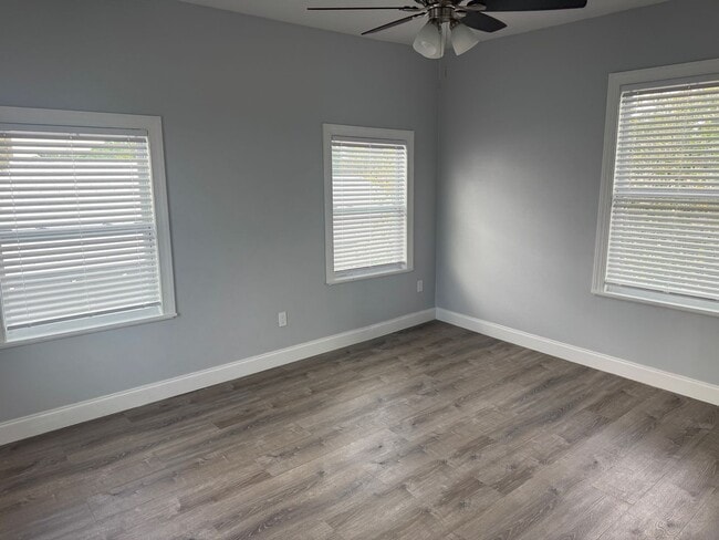 Building Photo - Large 4 bedroom West Tampa Bungalow