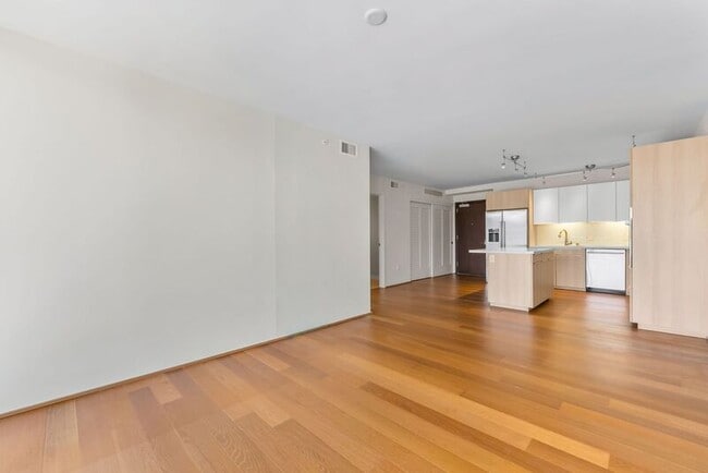 Building Photo - 888 Kapiolani Blvd