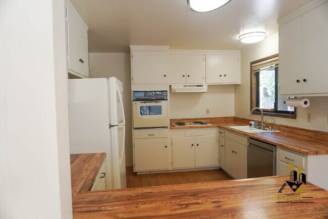 Building Photo - 7479 Skycrest Ct