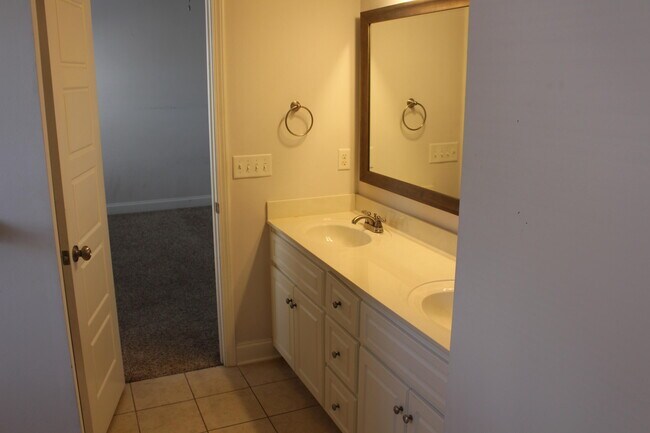 Building Photo - 3047 Greymoor Cir