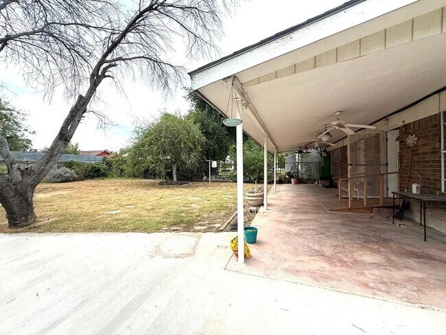 Building Photo - 583 N Monroe St